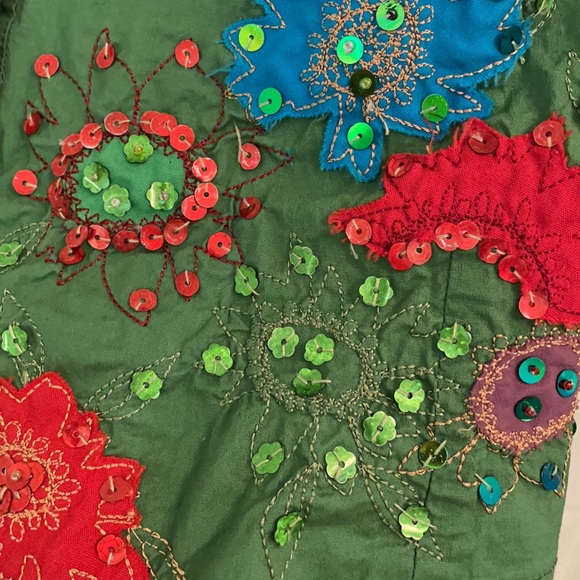 Fitted green V neck top with unique sequin detail - Picture 5 of 7